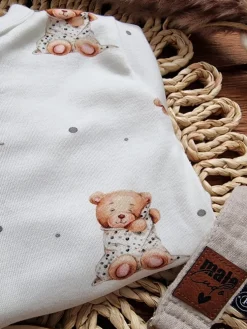 Bawełniany pajac niemowlęcy ze stópkami miś pod kołderką