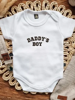 Białe body dla niemowlaka z nadrukiem daddy’s girl/boy