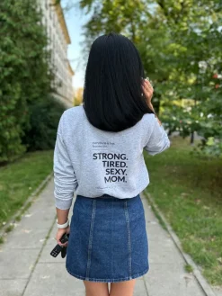 Bluza damska szara z nadrukiem Strong Tired Sexy Mom
