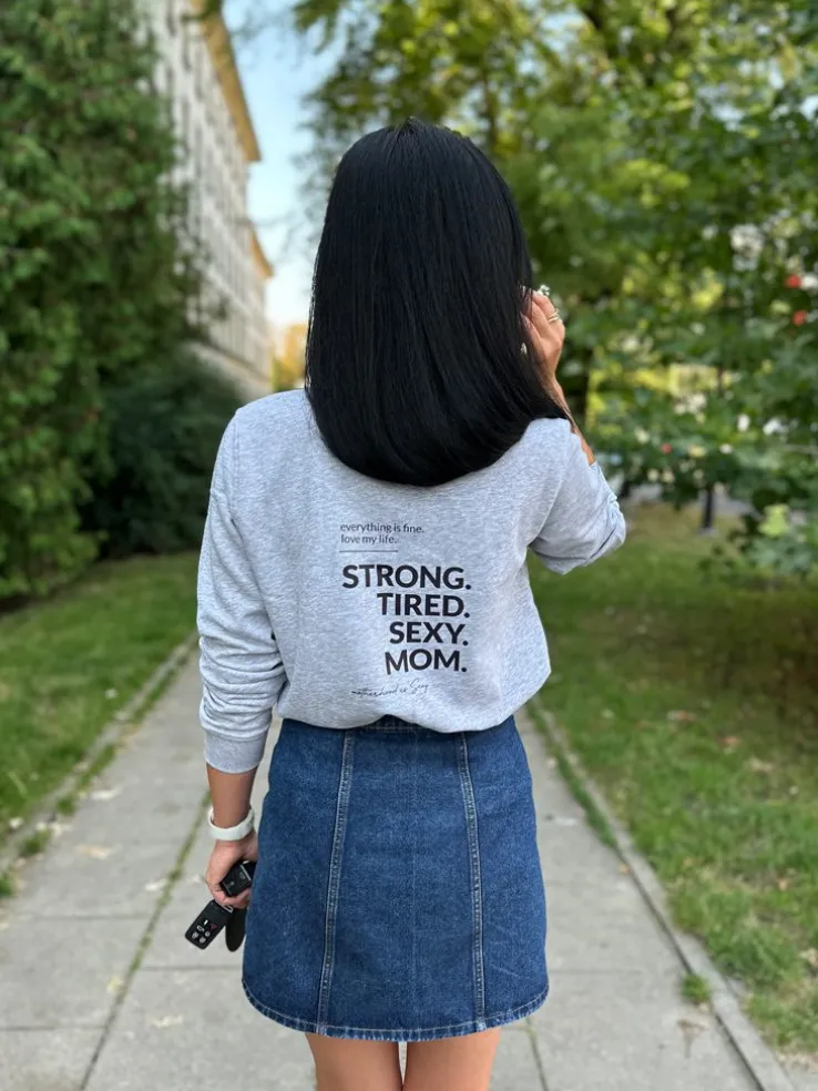 Bluza damska szara z nadrukiem Strong Tired Sexy Mom