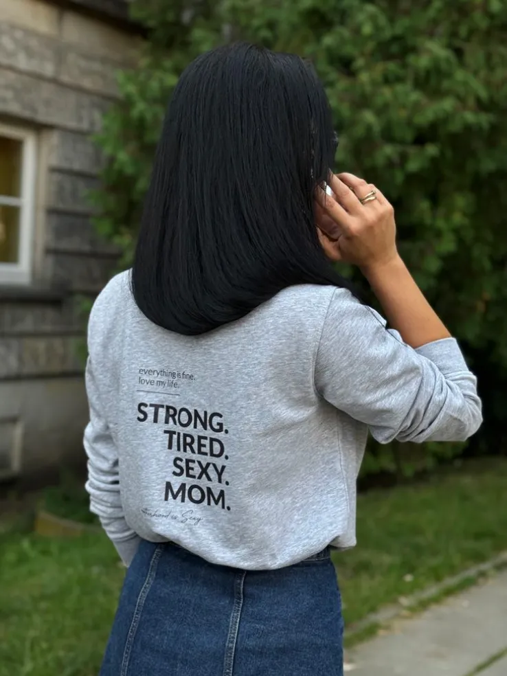 Bluza damska szara z nadrukiem Strong Tired Sexy Mom