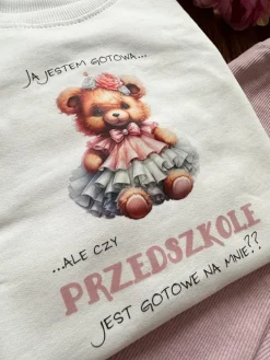 Bluza dziecięca z nadrukiem misia w sukience