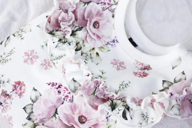 Bluza w kwiaty z falbanką
