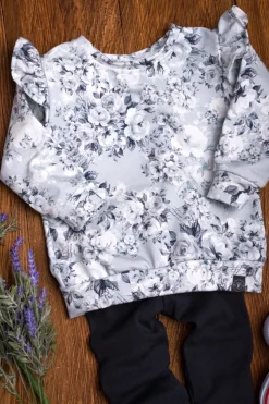 Bluza z falbankami przy rękawach niebieskie róże