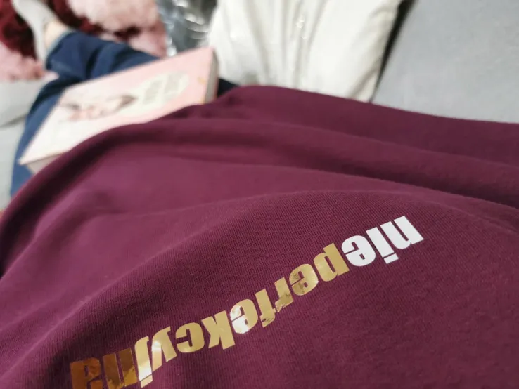 Bluza z kapturem nieperfekcyjna