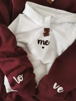 Bluza z kapturem z nadrukiem love na rękawach