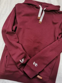 Bluza z kapturem z nadrukiem love na rękawach