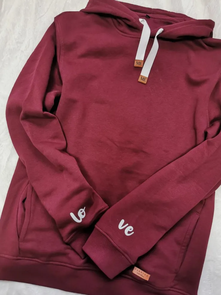 Bluza z kapturem z nadrukiem love na rękawach