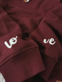 Bluza z kapturem z nadrukiem love na rękawach