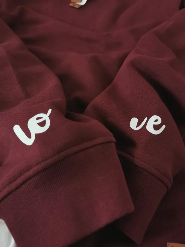 Bluza z kapturem z nadrukiem love na rękawach