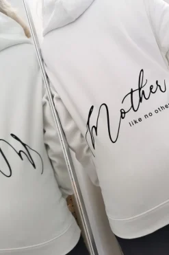 Bluza z kapturem z nadrukiem na plecach mother like no other.