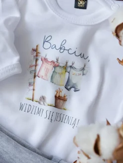 Body niemowlęce z nadrukiem ubranek