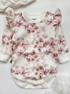 Body z falbankami przy rękawach kwitnący sad