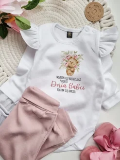 Body z falbankami przy rękawach misio z kwiatami dla Babci
