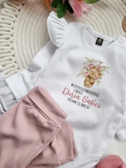 Body z falbankami przy rękawach misio z kwiatami dla Babci