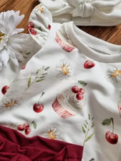 Body z falbankami przy rękawach wiśniowe babeczki