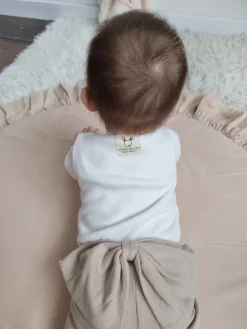Body z minimalistycznym imieniem z naszywką little bunny