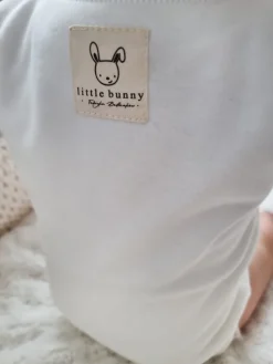 Body z minimalistycznym imieniem z naszywką little bunny