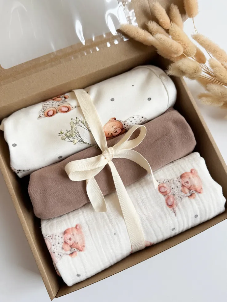Box prezentowy dla niemowlaka miś pod kołderką 4 el.