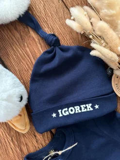 Czapeczka supełek imię z gwiazdkami