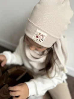 Czapka dla dziecka kwiaty inicjałem + komin