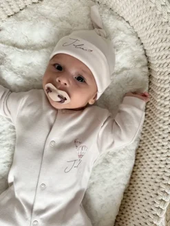 Czapka dla niemowlaka imię z piórkiem