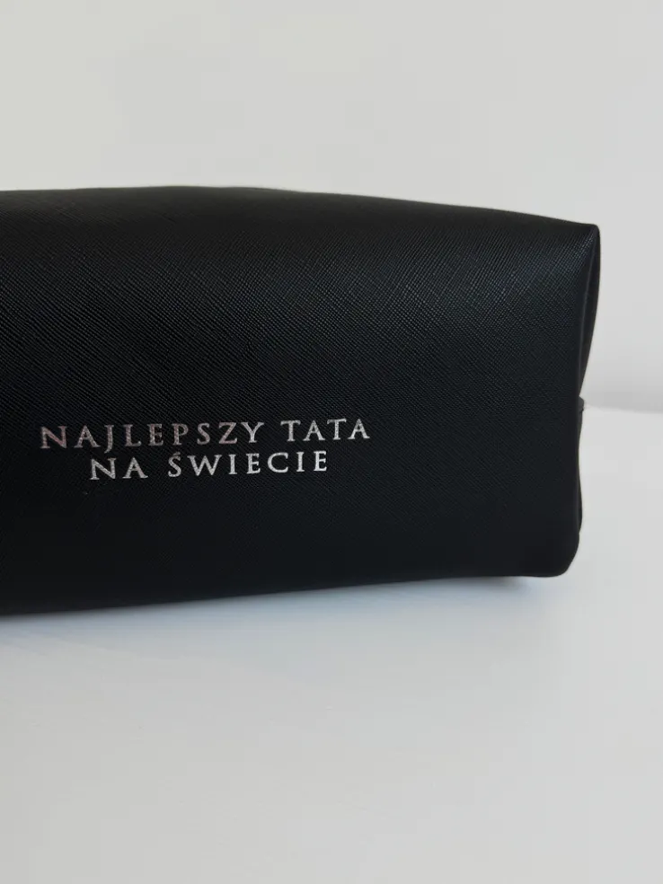 Czarna kosmetyczka z nadrukiem najlepszy tata na świecie