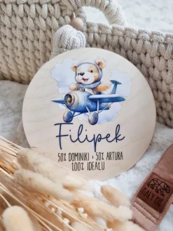 Drewniana tabliczka dla dziecka z imieniem miś w niebieskim samolocie