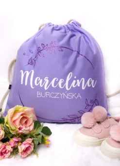 Fioletowy worek dla dziewczynki z imieniem w brokatowym wieńcu
