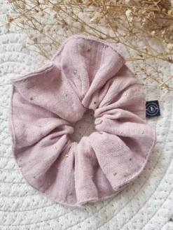 Gumka scrunchie do włosów muślinowa różowa złote kropeczki