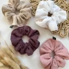 Gumka scrunchie do włosów muślinowa złote motylki