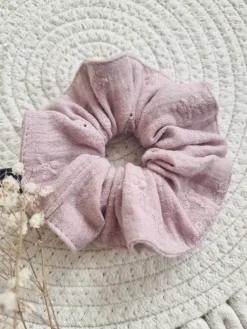 Gumka scrunchie do włosów różowa haftowane kwiatuszki