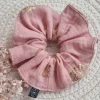 Gumka scrunchie do włosów różowa złote listki