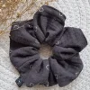 Gumka scrunchie do włosów szara srebrne serduszka
