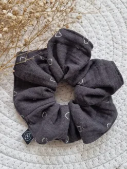 Gumka scrunchie do włosów szara srebrne serduszka