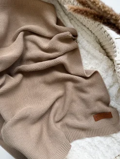 Kawowy kocyk dla niemowlaka