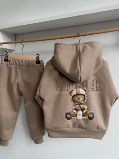 Kawowy komplet dla dziecka misio w wyścigówce (bluza z kapturem + spodnie)