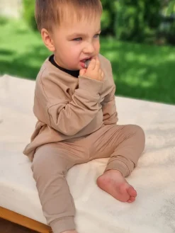 Kawowy komplet dresowy inicjał z gwiazdkami bluza + spodnie
