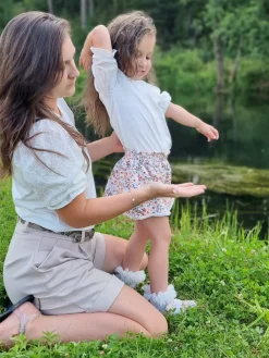 Koszulka damska z ażurowymi rękawami
