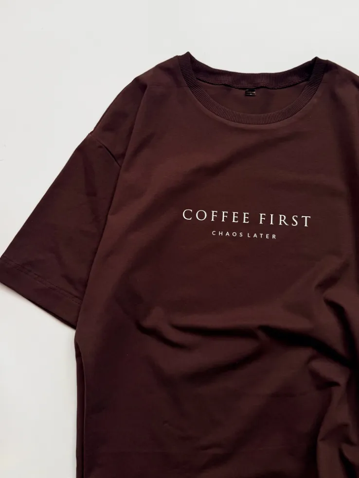 Koszulka damska z nadrukiem coffee first chaos later