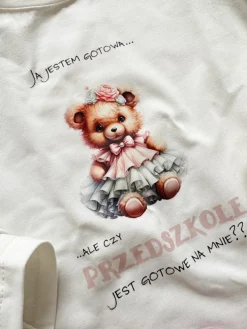 Koszulka dziecięca z falbankami przy rękawach miś w sukience