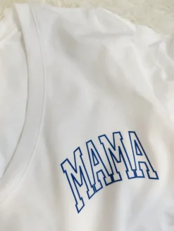 Koszulka z dekoltem w serek z nadrukiem mama