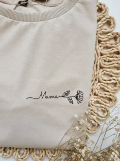 Koszulka z nadrukiem kwiatu dla mamy
