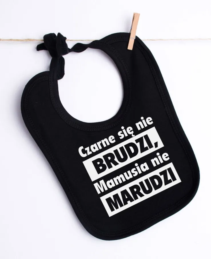 Śliniak z napisem Czarne się nie brudzi