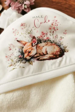 Okrycie kąpielowe ecru z nadrukiem sarenki małe cudo
