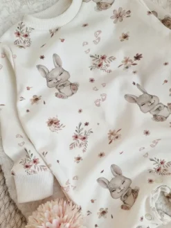 Pajac niemowlęcy bez stópek spacer z króliczkiem