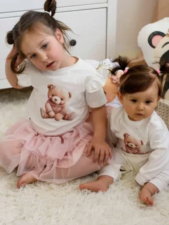 Pajac niemowlęcy z nadrukiem misia w różowym sweterku