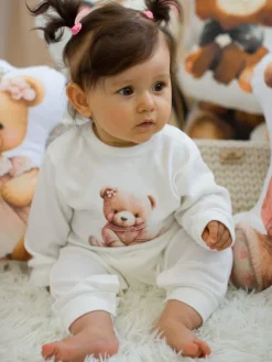 Pajac niemowlęcy z nadrukiem misia w różowym sweterku