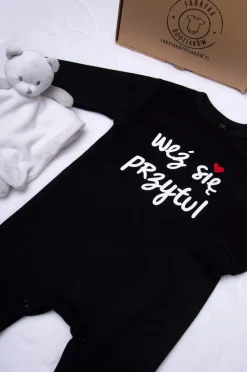 Pajac niemowlęcy z nadrukiem “weź się przytul”