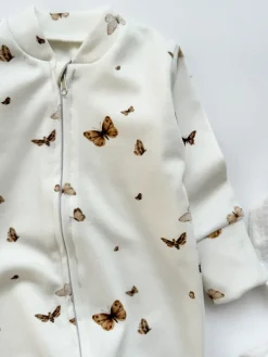 Pajacyk niemowlęcy na suwak ze stópkami boho motyle